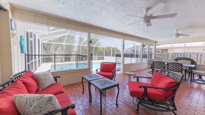 Poolside Paradise: Central Location, Big Patio